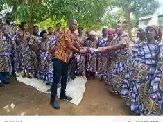 Singer James Kajawo donates to elderly -Malawi Musik